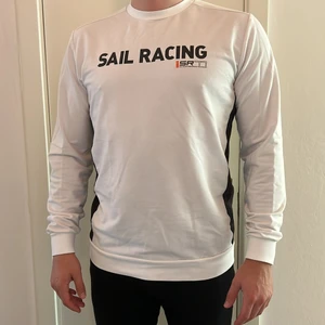 Vit Sail Racing Sweatshirt storlek XL - Vit sweatshirt i fint skick. Storlek XL. Jag är 190cm lång och det är normal passform på tröjan. Hämtas i Malmö eller skickas spårbart för 66kr.