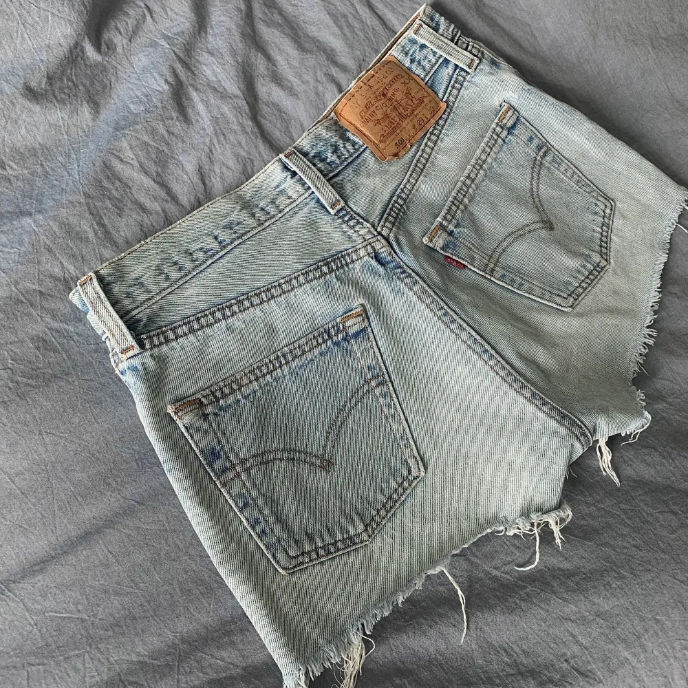 Ljusblåa jeans shorts från Levis. Köpta här på plick men passade tyvärr inte och säljer därför vidare❤️‍🔥❤️‍🔥💥💃🏼säljer ett par svarta också👌🏼. Shorts.