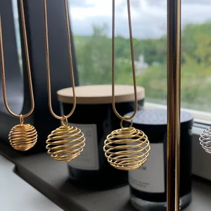 Halsband  - Halsband med kristal hållare. Man kan egentligen lägga vad man vill i.                            3 STYCKEN FÖR 40. Kedja kostar 20