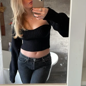 Stickat sett  - Säljer detta stickade sett då jag nästan aldrig använder det! Storlek S! Säljer för 250