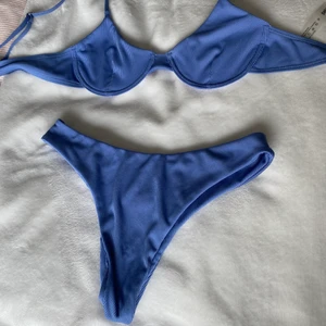 Söt blå bikini 💙🫐🐬 - Endast använd en gång. Storlek M men passsr även S. Ribbad vilket är en sjukt snygg detalj. Det är bygel i den. 
