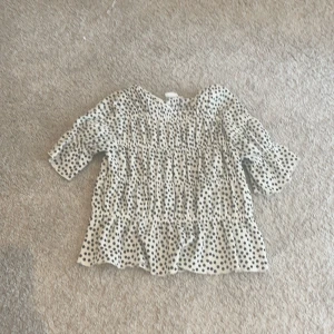‼️svartvit prickig volangernas‼️ - 🌸säljer denna vackra svart och vita tröjan från zara som ny🌸