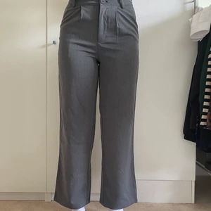 Grå Kostymbyxor - Gråa Kostymbyxor i strl M. Raka i modellen. Lite korta på mig som är 170cm. Helt oanvända. Köpare står för frakt 🖤