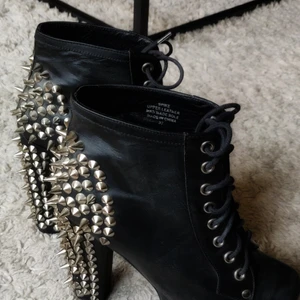 JEFFREY CAMPBELL LITA "SPIKE" - Några repor på insidan pga nitarna. Väldigt gott skick annars! Tre nitar saknas på ena klacken men det är inget som syns vid användning. Påsen med extranitar följer med!  Men därav det låga priset. Nypris på Zalando 1700:-