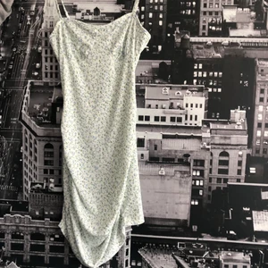 Blommig klänning  - söt blommig sommarklänning, aldrig använts, stretchig material 