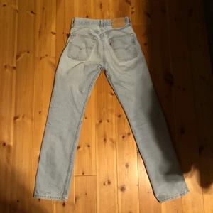 Levis 501 - Ljusblå vintage levis 501:or i retro skick (notera att de är vintage och därav inte i nyskick), har en liten slits nere på båda benen! Jag är 1,70 lång för referens! :) 
