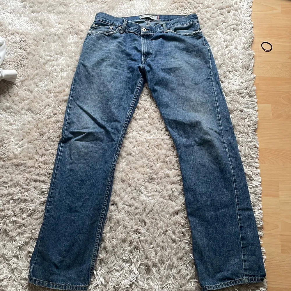 Levis jeans säljs i storleken 36/34. Byxorna är i bra skick och sitter baggy. . Jeans & Byxor.