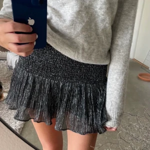 Zara kjol - (FÖRSTA BILDEN ÄR LÅNAD) Säljer min fina zara kjol då den inte kommer till användning längre. Den är sparsamt använd och har inte defekter. Köpte denna på plick för ungefär 400kr!  Budet startar från 230, annars kan man köpa direkt för 300+frakt! 💘