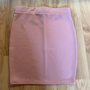 Rosa kjol - Rosa kjol ifrån Nelly i storlek M för 50kr
