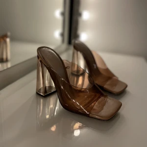 Klackskor Zara - Assymestriska Klackskor från Zara. Strl 37. Använda 2 gånger. Priset kan diskuteras vid snabb affär.