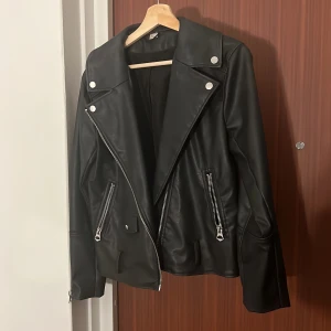 2 för 1 skinnjackor - Skinn jacka i strl S  och skinn skjorta i strl XS. Fina nu till våren om du älskar läder (imiterad). Säljer 2 för 189kr