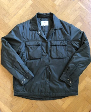 Nn07 jacka - Nn07 jacka i nyskick  Strl M En något ljusare grön i värkligheten, mycket trevlig färg  NO nationality 