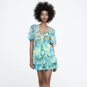 Zara klänning  - Säljer denna helt oanvända zara klänningen, så fin till sommaren! Den är i storlek S och frakt tillkommer💕