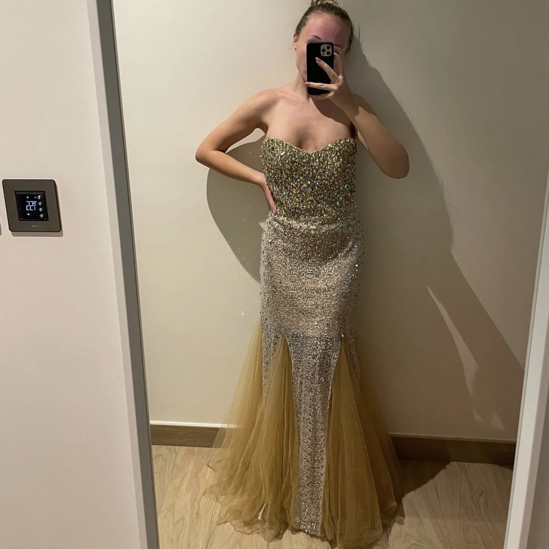 Oanvänd glittrig långklänning