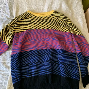 Randig färgad tröja  - Tröja buren 1 gång. Mycket bra skick