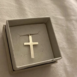 Smycke  - Säljer detta korset då de inte kommer till användning länge, äkta silver och går sätta på halsband. Ny pris 400kr