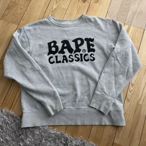 Bape A bathing ape sweatshirt  - Vintage bape sweatshirt från 2003 som är köpt på plugmeplease 2017. Superfint skick för att vara så gammal, storlek L, passar M
