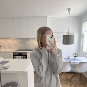 Stickad tröja - Säljer min mysiga stickad tröja från Vila.❤️ eftersom att det inte är min stil längre🫶🏼 kontakta om du har frågor eller om bilder!😻 pris kan diskutera