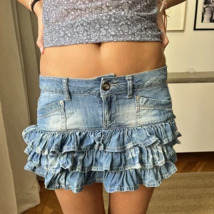 Kjol!  - Så snygg jeanskjol som kommer vara perfekt till sommaren❤️ MIDJEMÅTT:78cm