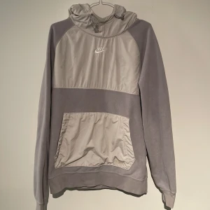 Tröja - Hittade den i garderoben har knappt användt den. 7/10 i skick ny pris är runt 500kr