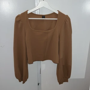 Topp - Brun petite topp som är i storlek M, säljer för att den är för stor för mig och jag har heller aldrig använt den🤎