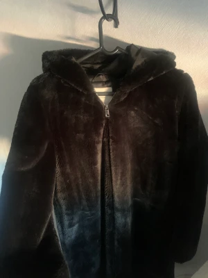 Pälsjacka  - Svart lång pälsjacka i storlek L . Bra skick inga skador. 