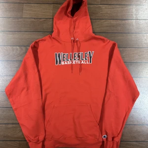 Champion Wellesey Hoodie  - Snygg vintage Hoodie i storlek XL! Bara att skriva om du undrar över något🙏