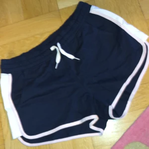 Korta Booty shorts - I sweatshirt material Aldrig använda  Passar xs-s men är 170