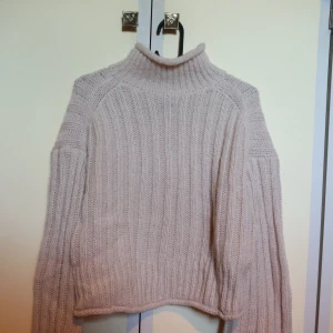 Stickad tröja  - Vit stickad tröja med ribbning och hög krage