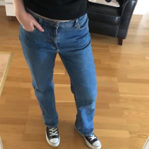 Snygga jeans - Köpta secondhand och är i perfekt skick, inga defekter! Kommer tyvärr inte till användning dock, här är måtten för Jensen: Ytterbensmått 108 cm  Innerbensmått 77cm Midjemått 75 cm   Skulle säga att de passar S-L beroende på vilken passform man vill ha💓 