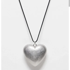 Hjärthalsband silver  - Säljer detta super fina silvriga populära hjärthalsbandet från ASOS. Det är slutsålt och lika fint till fest som vardag! Jag kan frakta eller mötas upp💘