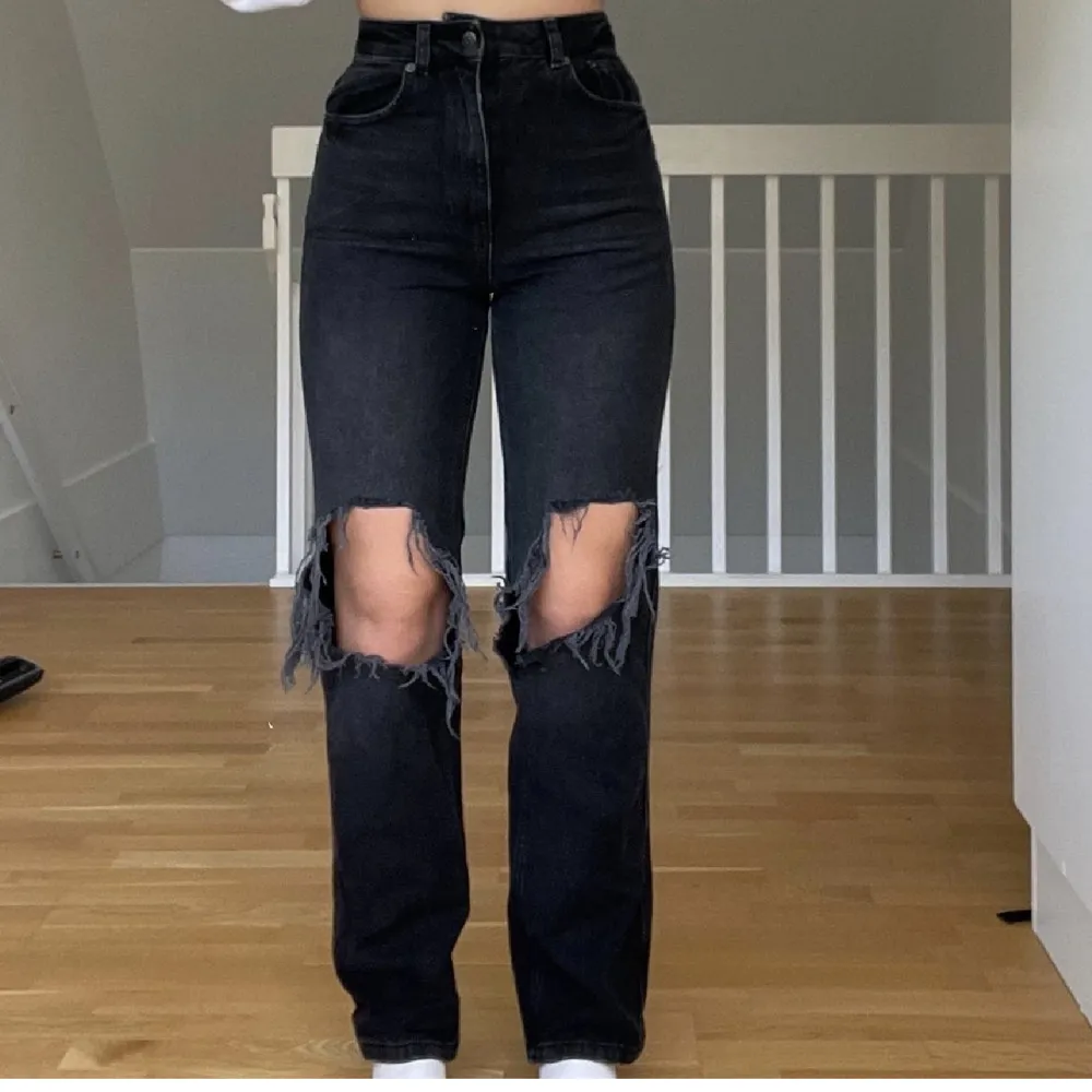 Säljer ett par jätte fina svarta jeans från NA-KD som inte finns kvar längre! storlek 34. Jeans & Byxor.
