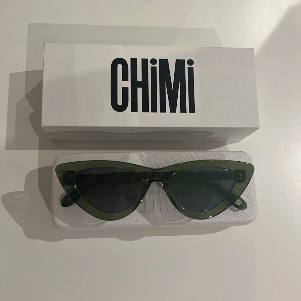 Säljer mina helt oanvända chimi 006 i färgen kiwi med grönt spegelglas. Orginalförpackning tillkommer. . Accessoarer.
