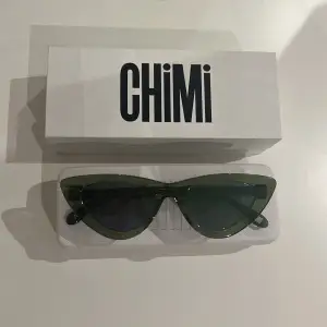 Säljer mina helt oanvända chimi 006 i färgen kiwi med grönt spegelglas. Orginalförpackning tillkommer. 