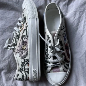 Christian Dior sneakers  - Super bra skick, kvitto, box finns.  Köpta i somras! Hör av vid frågor