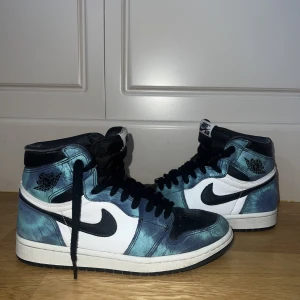 Air Jordan 1 Retro High Tie Dye - Köptes från release. kan fraktas i orginal boxen. Har använts men inte särskilt mycket så de är i väldigt  bra skick.  Strl 40