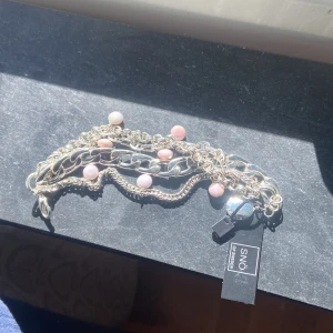 armband - aldrig använt, min mamma köpte de för länge sen!! 18cm som minst när de stängt :)