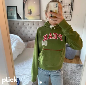 Peak performence hoodie - Säljer denna superfina Hoodien från Peak Performance, den är i bra skick och knappt använd. Det står ingen storlek på tröjan men den passar mig så skulle tro att den är En xs eller liten s. Skriv till mig via funderingar och annat💕