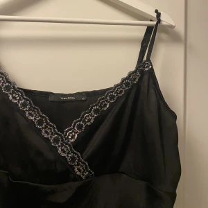 Topp - SÅSÅSÅ fint linne från Vero Moda i helt nytt skick!😍😍 Det har silver detaljer längst upp på kanten som är så snyggt! Storlek XL men passar mig som har storlek M och sitter snyggt!❤️