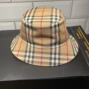 Burberry hatt  - Jag vann den på en utlottning på s&c hype och har aldrig använt den nypris 3000 kr ungefär priset kan diskuteras kan mötas upp om du bor i närheten av Uppsala kan kanske byta hör av er om ni har frågor 