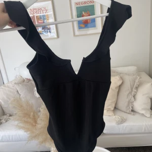 Body från Gina Tricot  - Svart body med djup rygg från Gina Tricot. Nästan aldrig använd. Köparen står för frakten;) 