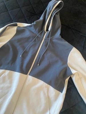 Boss tröja nyköpt - Nyköpt boss tröja i storlek XL 