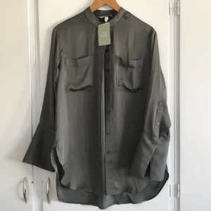 Fin elegant lin - Dam Fin elegant topp 58 % recycled polyster från H&M , i väldigt fin skick som ny , passar till våren och sommar