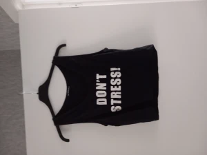 Linne - Snyggt kortare linne som slutar lite innan midjan😍 den är i fint skick har bara ett litet hål vid axelbandet annars jättefin✨️