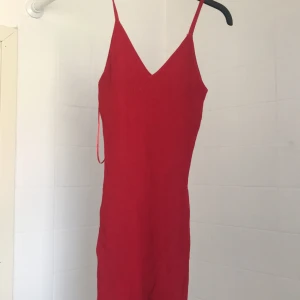 Klänning  - En snygg klänning från Bikbok, med slit på sidan. Tyvärr har mitt armband fastnat på klänningen vilket har gjort att det finns lite trådar som hänger:( o därför jag sänker priset på klänning annars är den som ny! Använd 1ggn. 