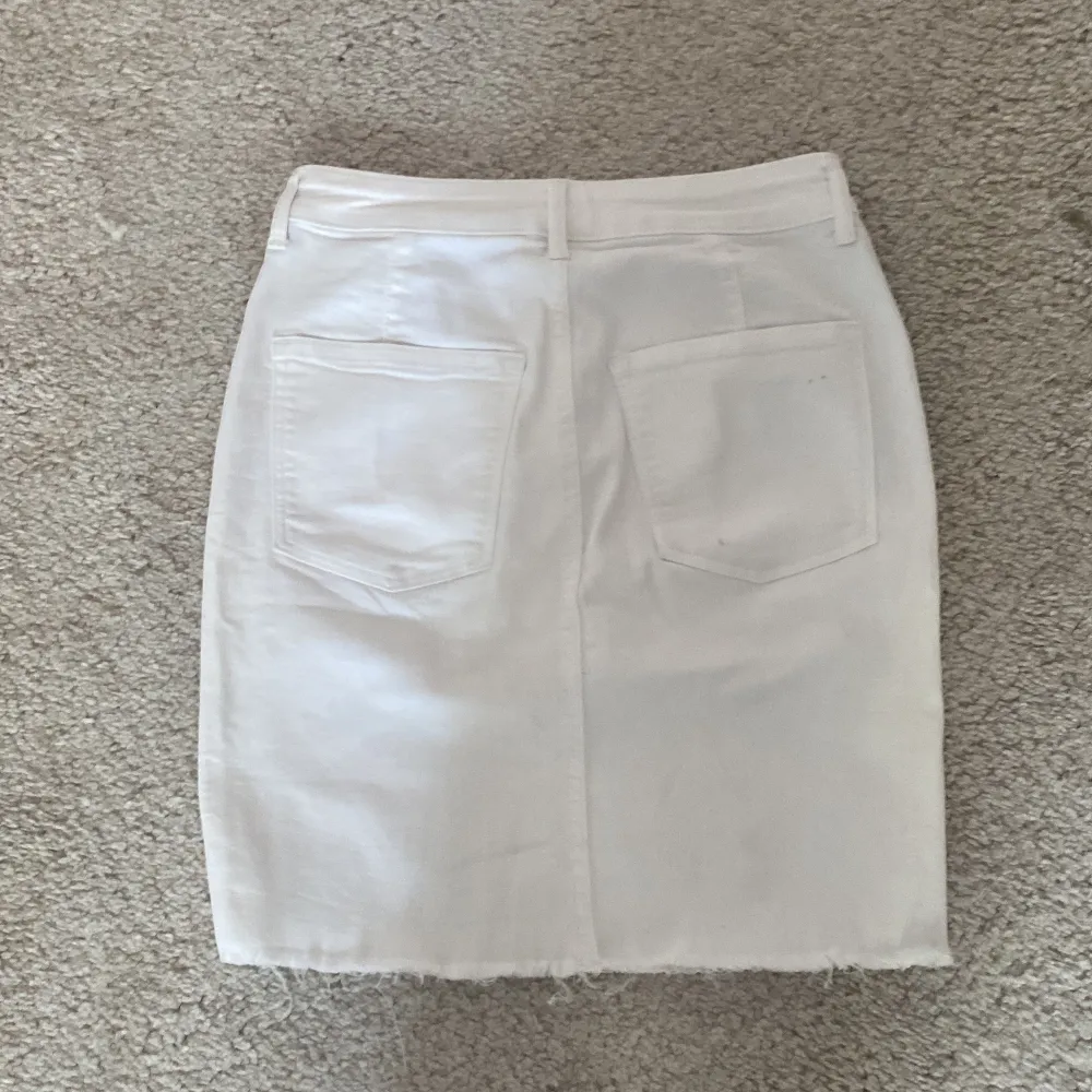säljer denna söta vita jeans kjol 🤍 kommer inte ihåg vart den köptes men är i jätte fint skick !💘 köptes för några år sedan 🫶 kontakta mig för fler bilder eller intresse 🥰priset kan såklart diskuteras!💖. Kjolar.