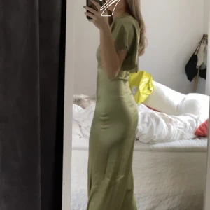 Balklänning  - Säljer denna gröna balklänning, beställde två och hann inte skicka tillbaka denna i tid. Mycket fin och lång! Skriv vid frågor 🫶🏼