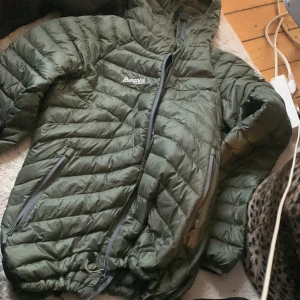 Jacka  - Grön höst/vår jacka hel inga märken 