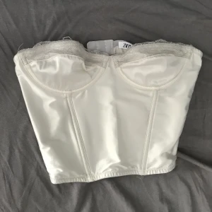 Korsett zara - En champagnefärgad korsett från zara i satin material och med spets på kuporna. Tveka inte att meddela mig vid eventuella frågor och funderingar! Har 3för2 på allt på min plick så gå gärna in o kika där☺️