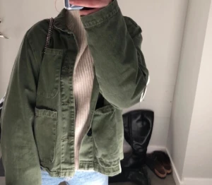 Grön fin vårjacka - Säljer min super fina gröna jacka! Från lager 157. Bra skick använd några gånger! (Skriv för fler bilder)